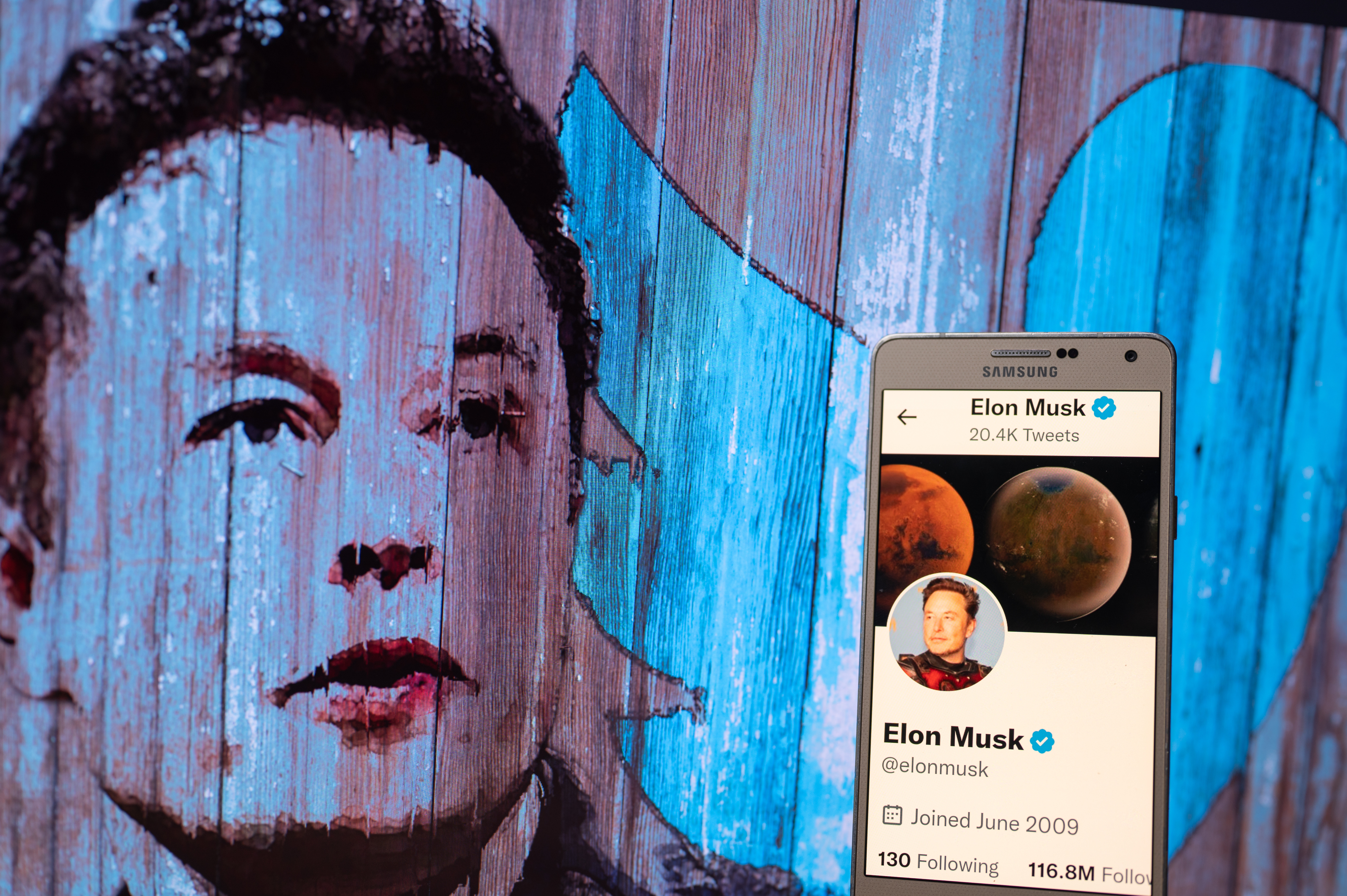 自らのアカウントでトランプ氏の「ツイッター復帰」を宣言したマスクCEO